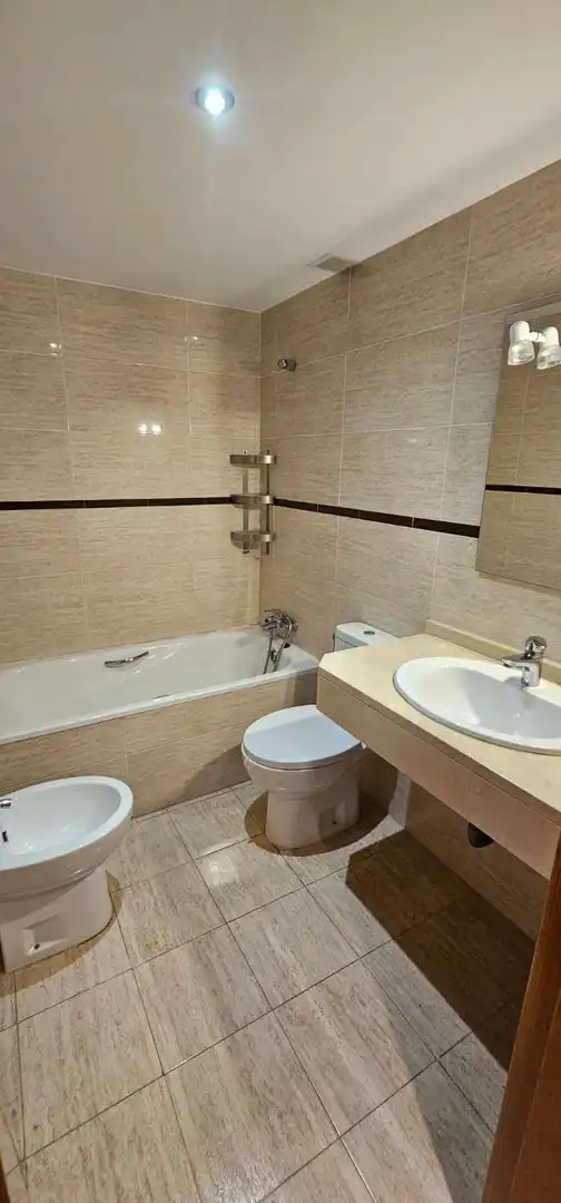 Baño de Ático de alquiler en Vélez-Málaga con Terraza, Piscina y Amueblado
