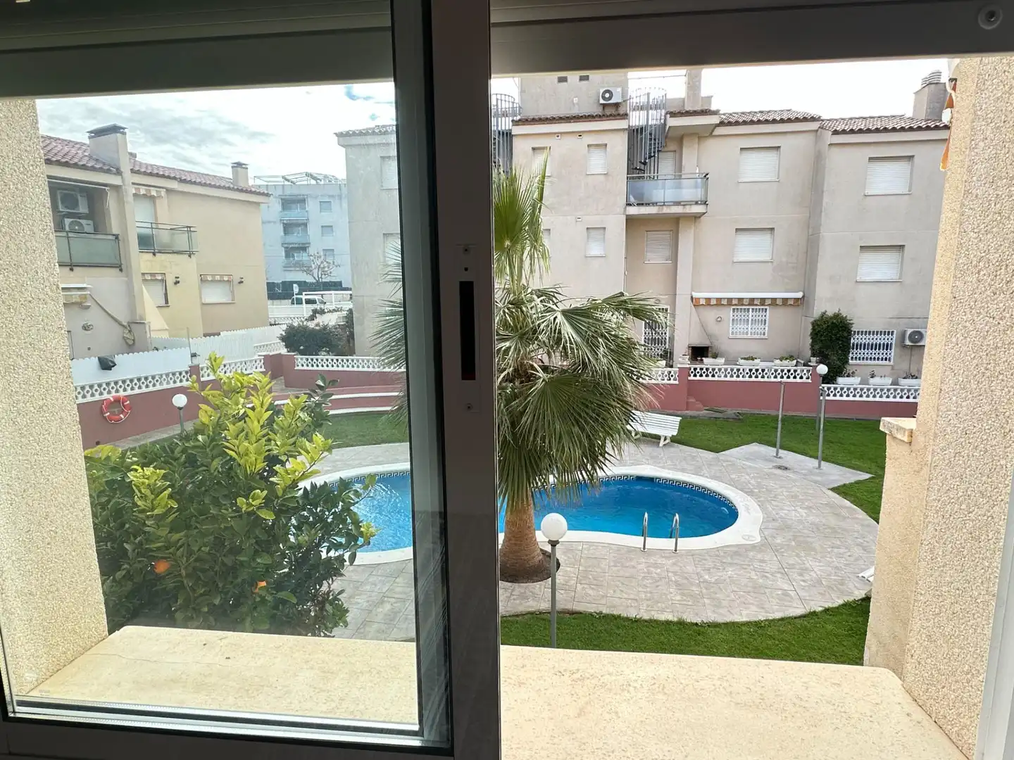 Schwimmbecken von Wohnungen zum Verkauf in Torredembarra mit Privatgarten, Terrasse und Balkon