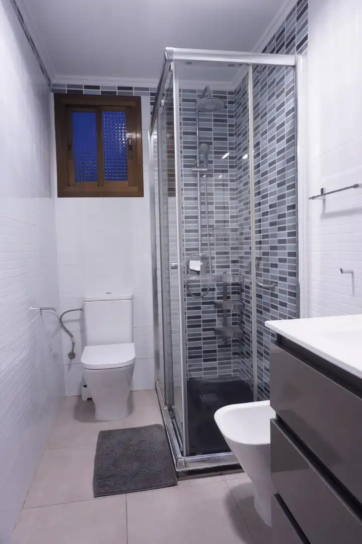 Baño de Piso de alquiler en Valencia con Aire acondicionado, Parquet y Amueblado