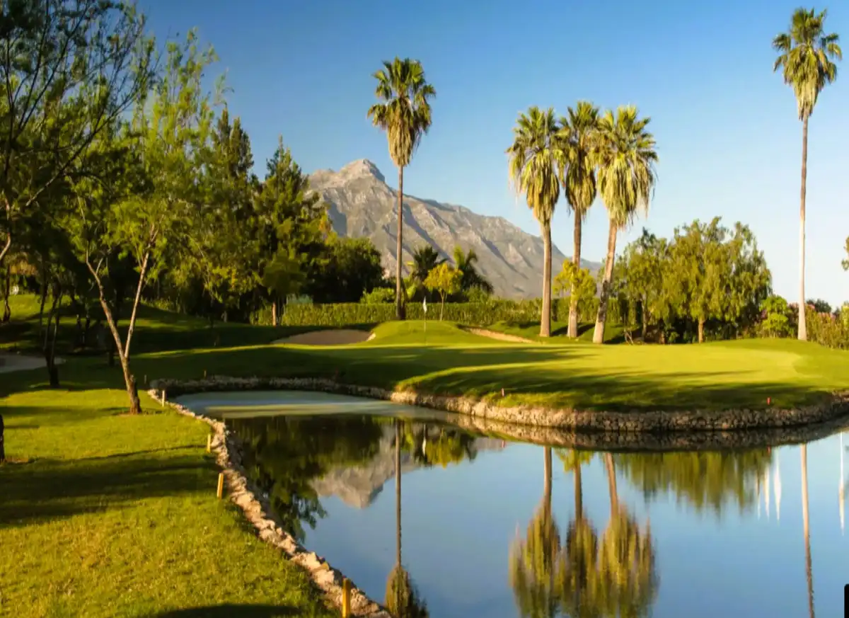 Vista exterior de Apartamento en venta en Benahavís con Aire acondicionado, Terraza y Piscina comunitaria