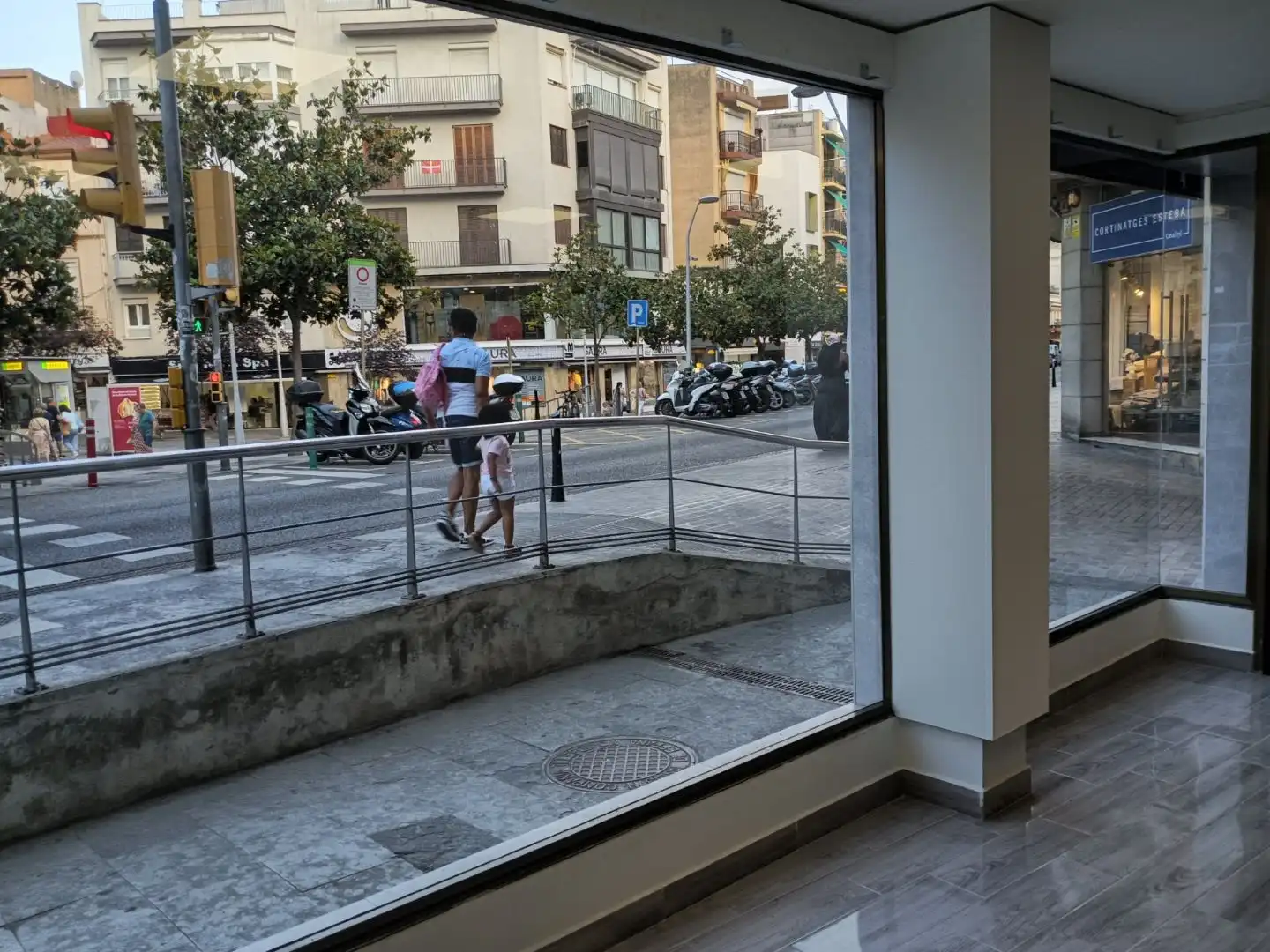 Business premises to rent in Rambla Joaquim Ruyra 61, imagen 4