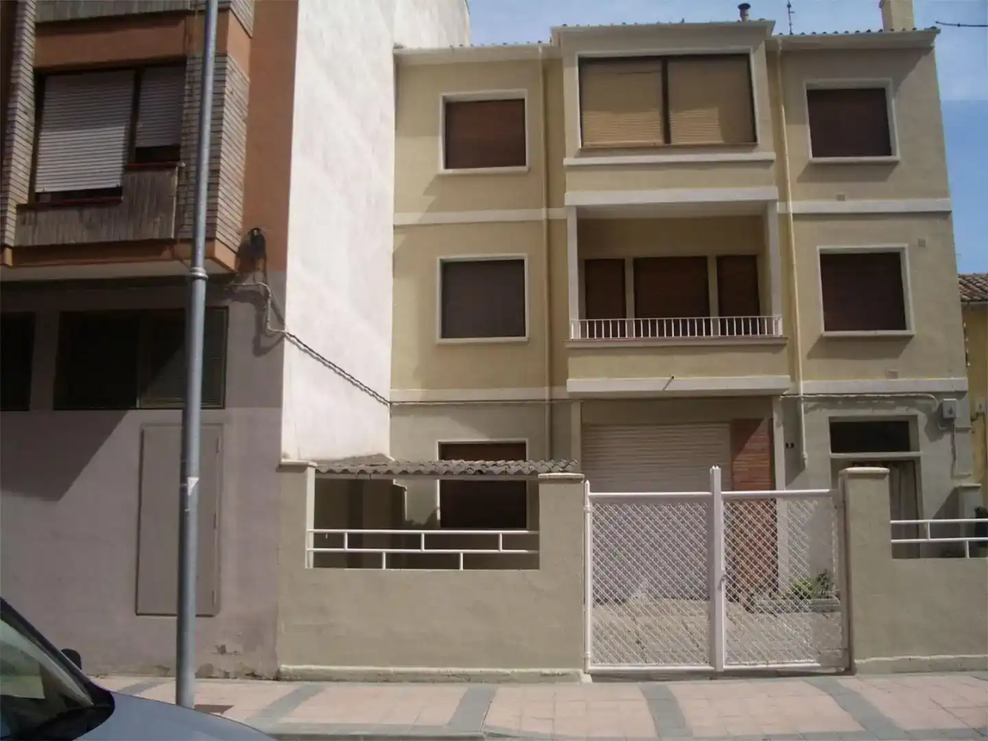 Vista exterior de Casa o xalet en venda en Barbastro amb Jardí privat, Traster i Balcó