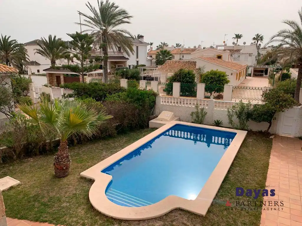 Piscina de Casa o xalet en venda en Orihuela amb Aire condicionat, Terrassa i Moblat