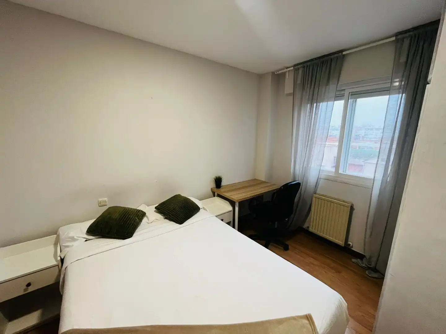 Habitación de Piso para compartir en  Madrid Capital con Calefacción, Terraza y Amueblado