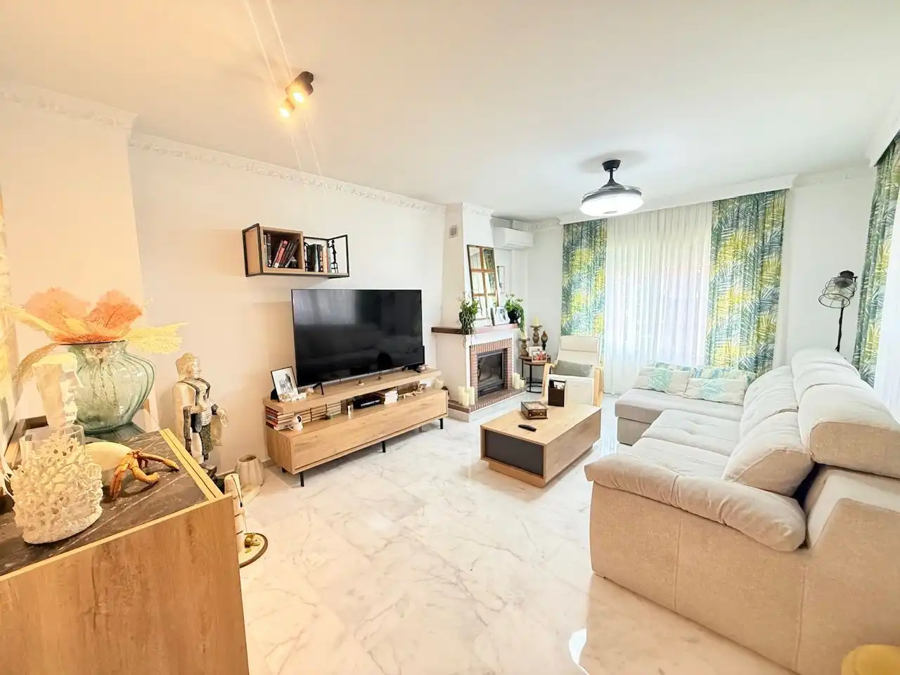 Sala d'estar de Casa o xalet en venda en Vélez-Málaga amb Aire condicionat, Calefacció i Jardí privat