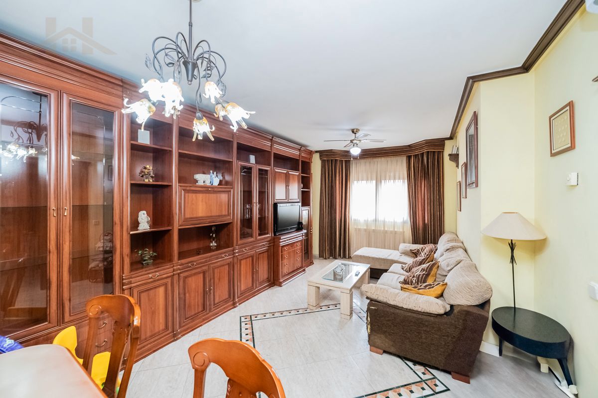 Sala d'estar de Casa adosada en venda en El Tiemblo  amb Aire condicionat, Calefacció i Jardí privat