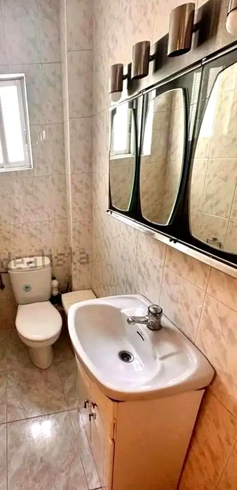Baño de Piso en venta en Madrid con Calefacción, Terraza y Amueblado