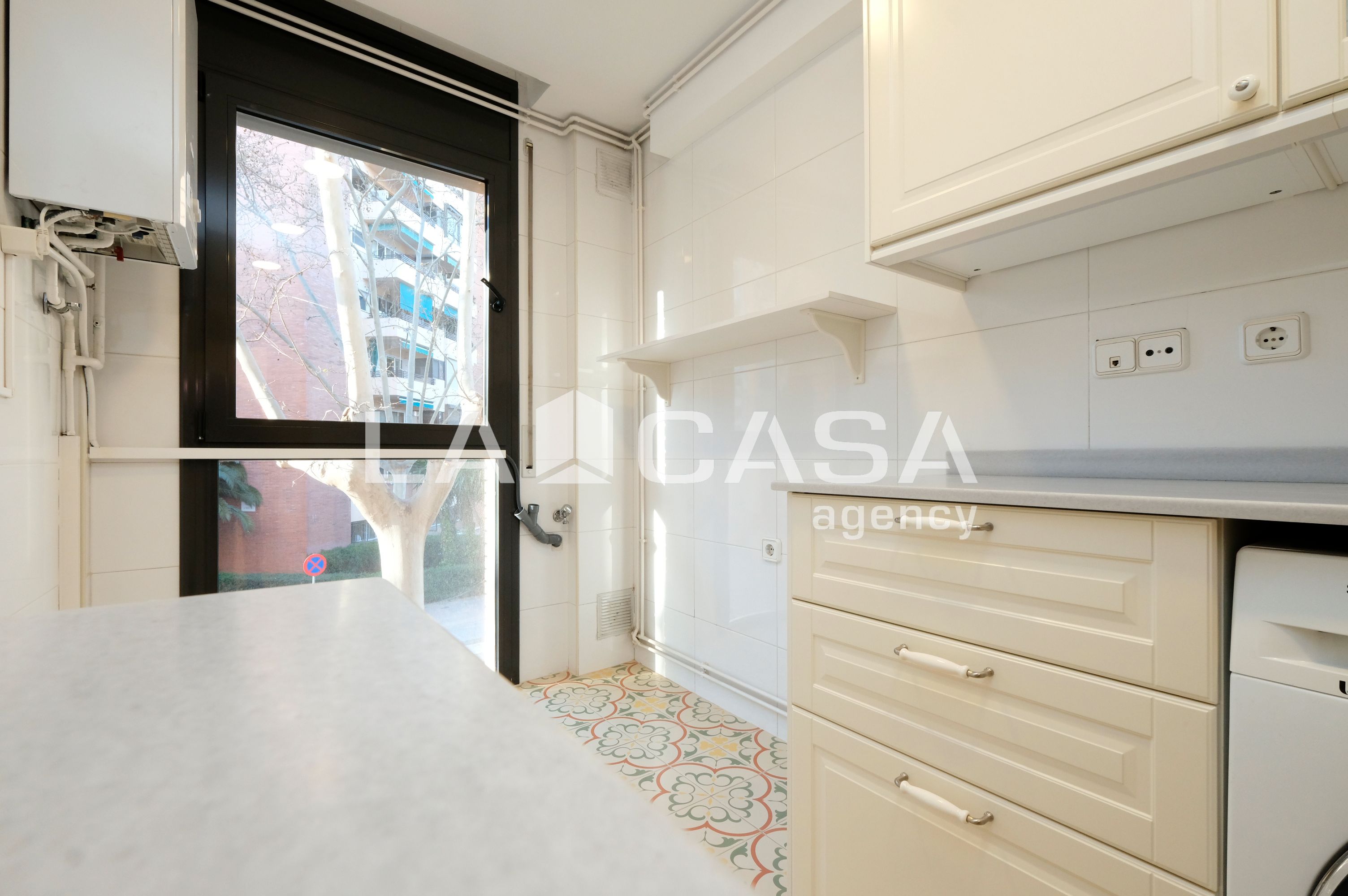 Küche von Wohnung zum Verkauf in  Barcelona Capital mit Balkon