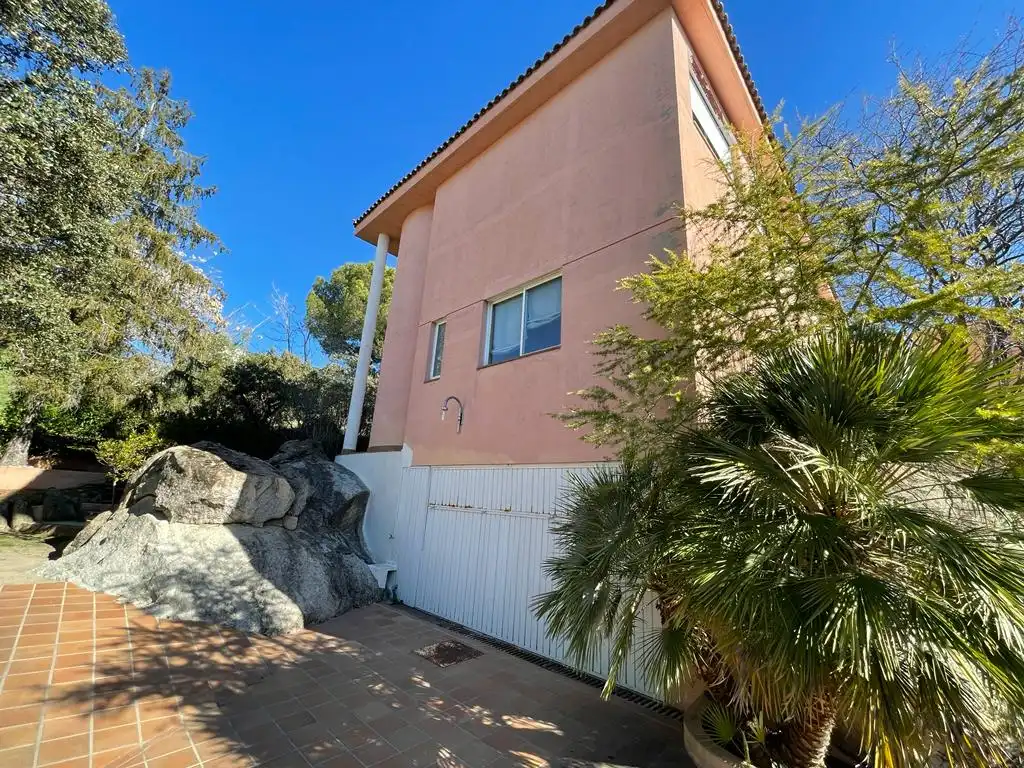 Vista exterior de Casa o xalet de lloguer en Torrelodones amb Calefacció, Jardí privat i Terrassa