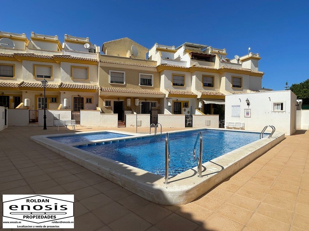 Vista exterior de Casa adosada en venda en Torre-Pacheco amb Aire condicionat, Piscina i Moblat