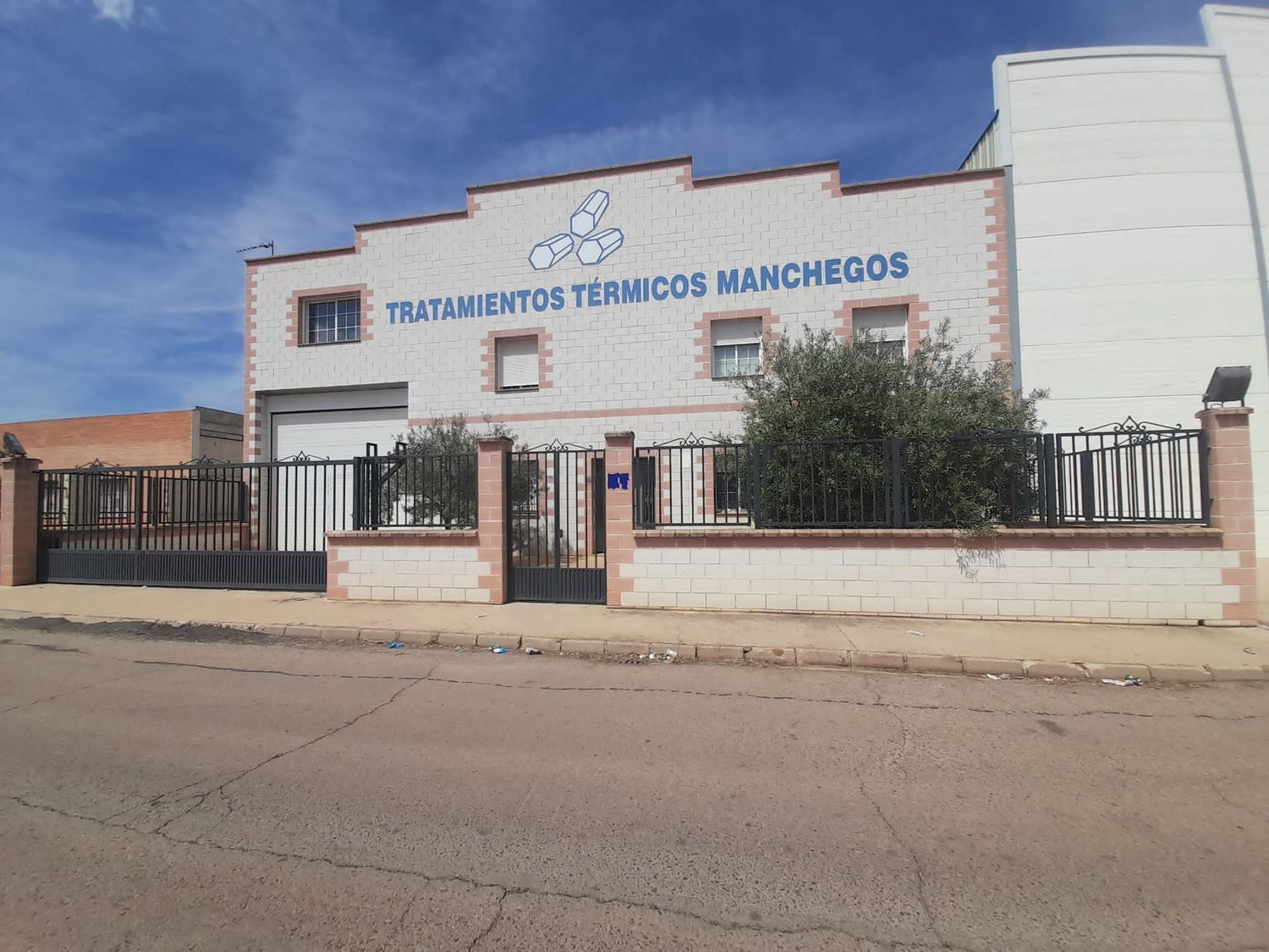 Exterior view of Industrial buildings for sale in Argamasilla de Calatrava