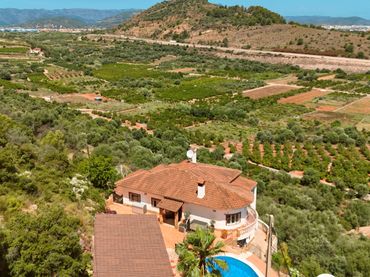Casa rústica amb balcó en venda a Oliva pueblo