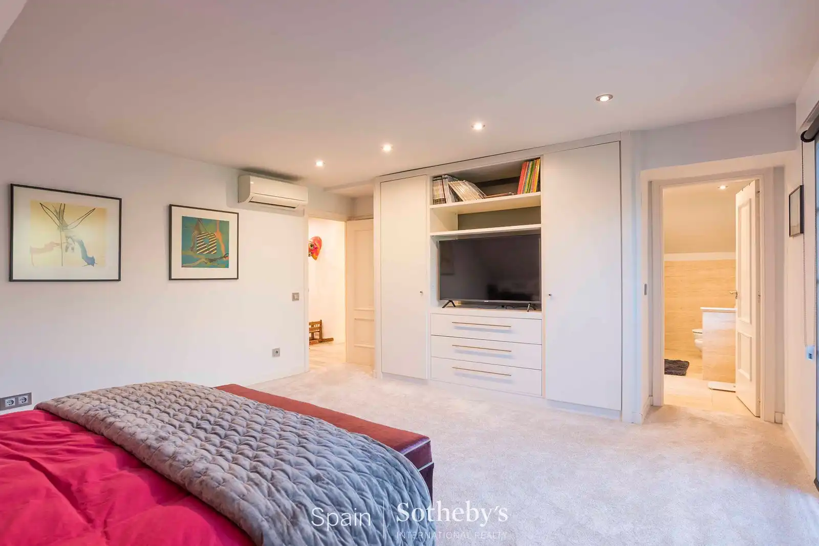 Bedroom of Houses for sale in La Moraleja  with Air Conditioner, Heating and Private garden
