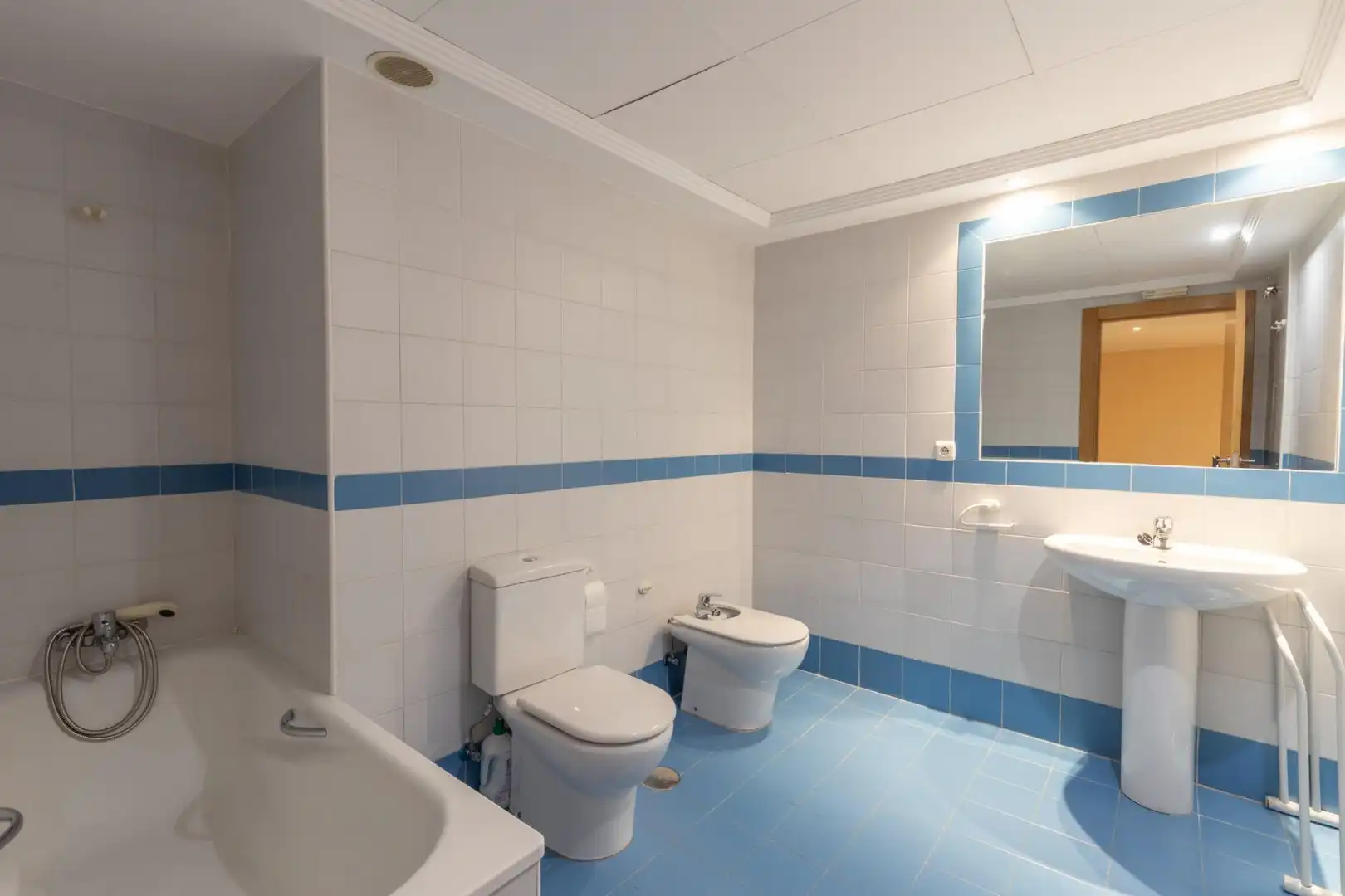 Bathroom of Flat for sale in Granada  with Air Conditioner and Heating