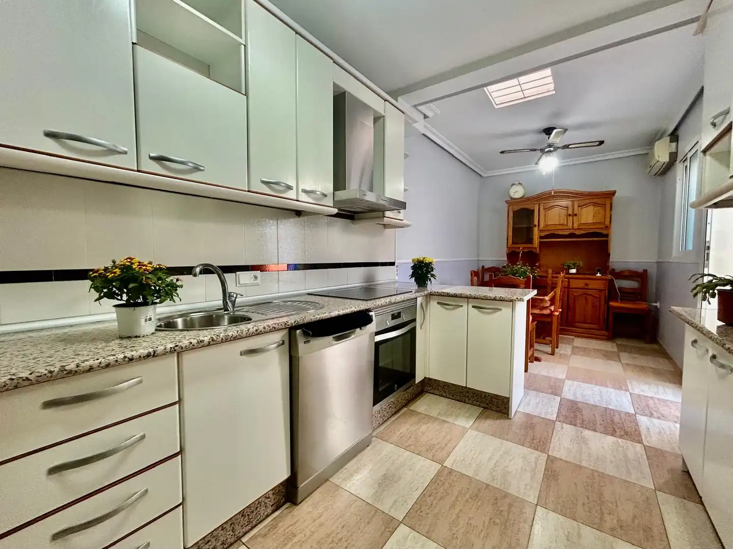 Cocina de Casa adosada en venta en Roquetas de Mar con Aire acondicionado, Calefacción y Jardín privado