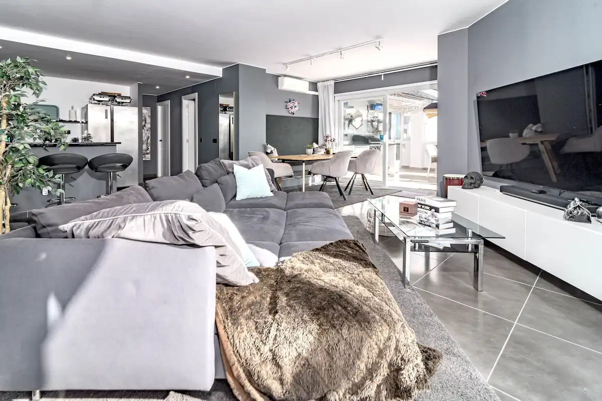 Sala d'estar de Àtic de lloguer en Marbella amb Aire condicionat, Calefacció i Terrassa
