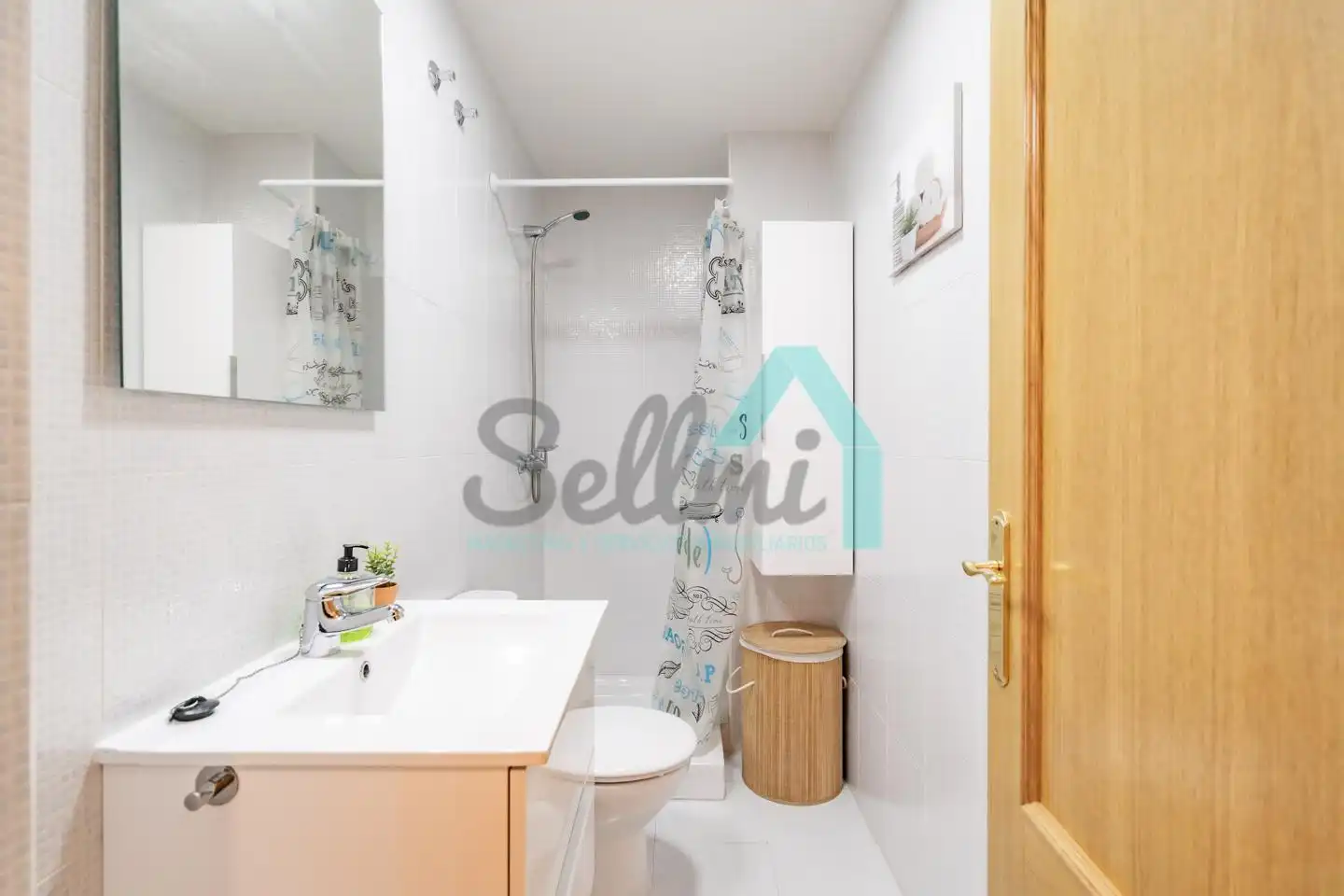Baño de Piso en venta en Oviedo  con Calefacción y Terraza