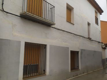 Casa con balcón en venta en Calle Mayor 23