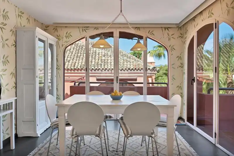 Esszimmer von Dachboden zur Miete in Marbella mit Klimaanlage, Terrasse und Schwimmbad