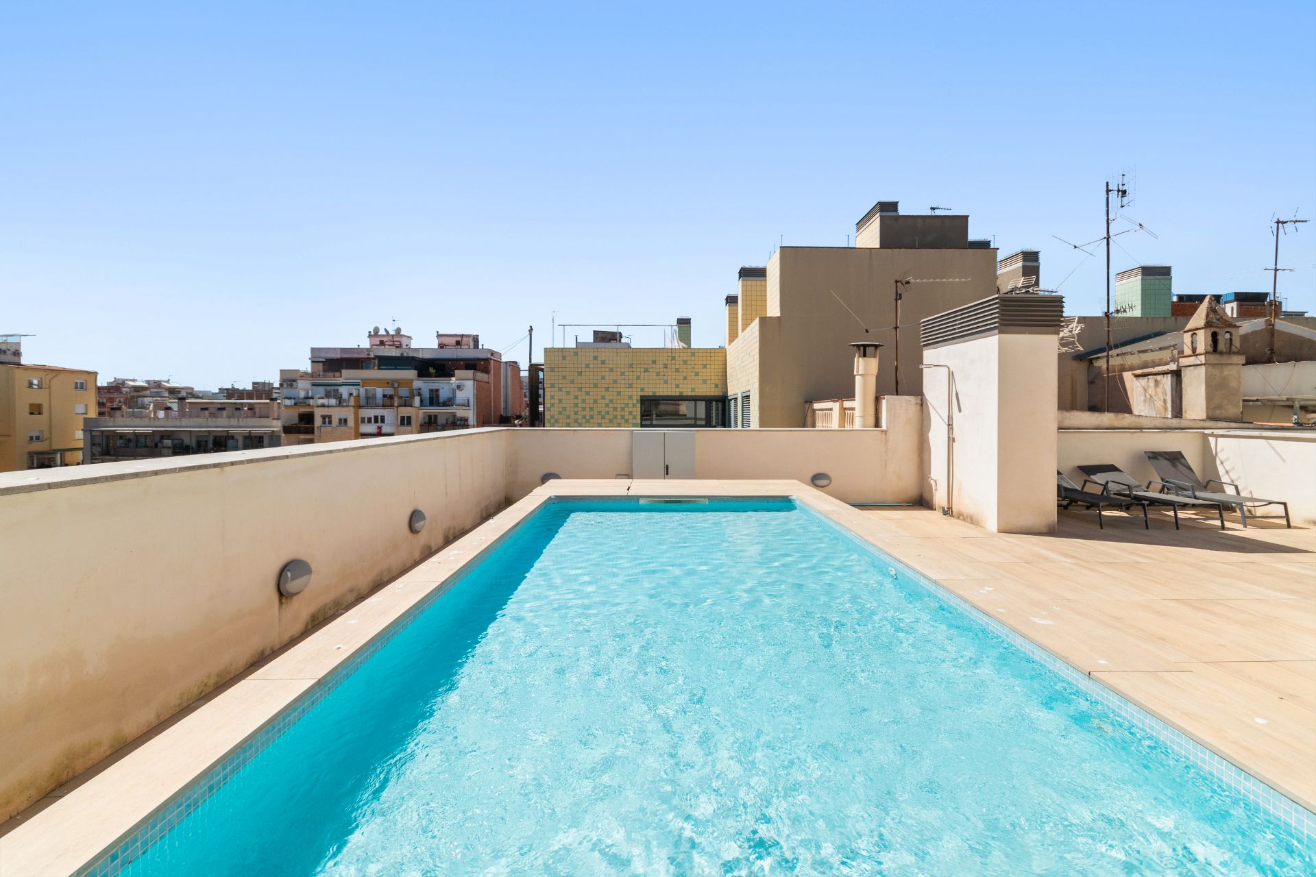 Swimming pool of Duplex for sale in  Barcelona Capital  with Air Conditioner, Private garden and Parquet flooring