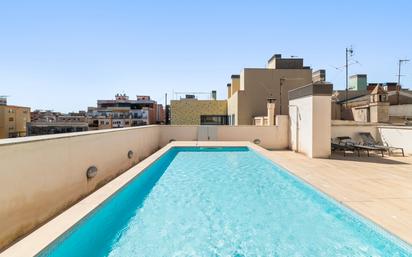 Swimming pool of Duplex for sale in  Barcelona Capital  with Air Conditioner, Private garden and Parquet flooring