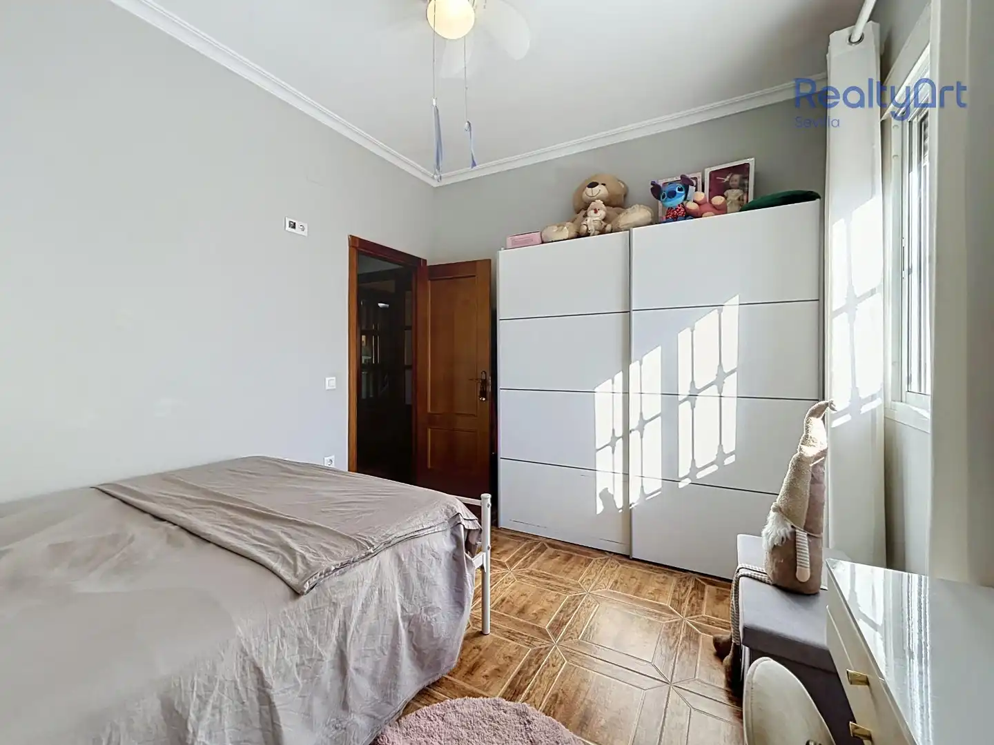 Dormitori de Casa o xalet en venda en Dos Hermanas amb Aire condicionat, Calefacció i Jardí privat