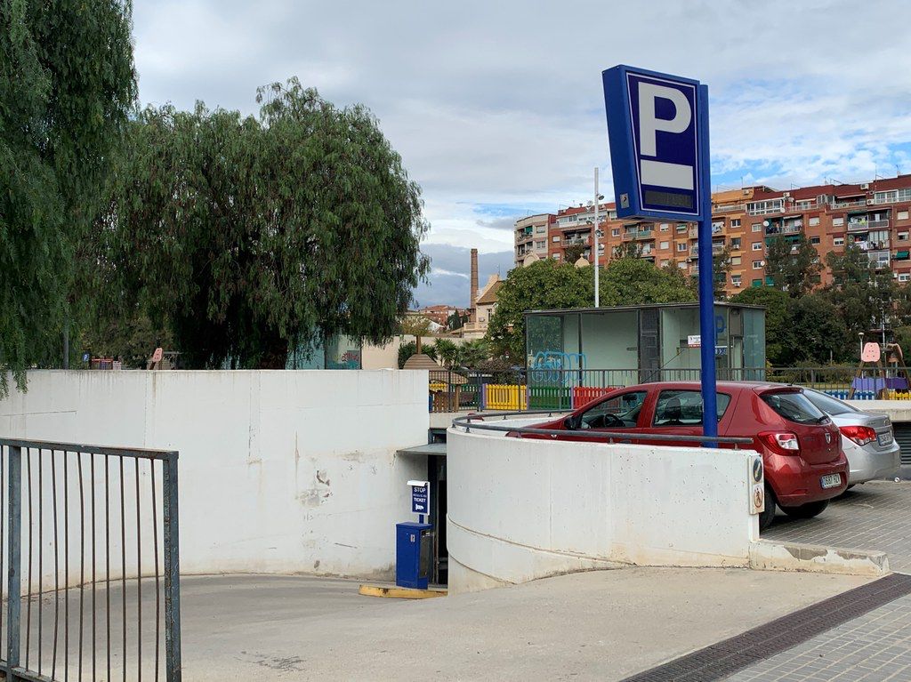 Aparcament de Garatge en venda en Ripollet amb Alarma