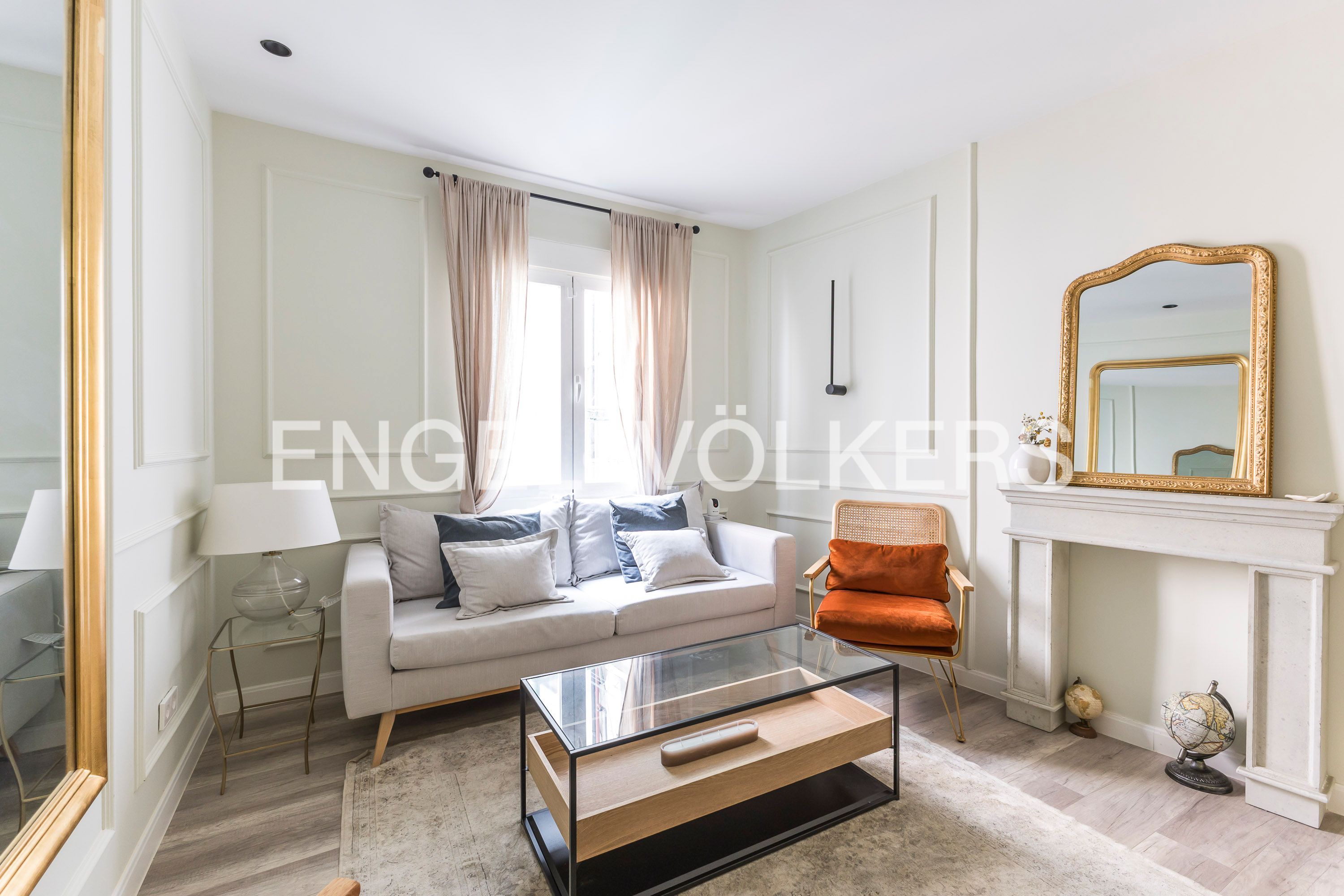 Sala d'estar de Apartament de lloguer en  Madrid Capital amb Aire condicionat, Calefacció i Moblat