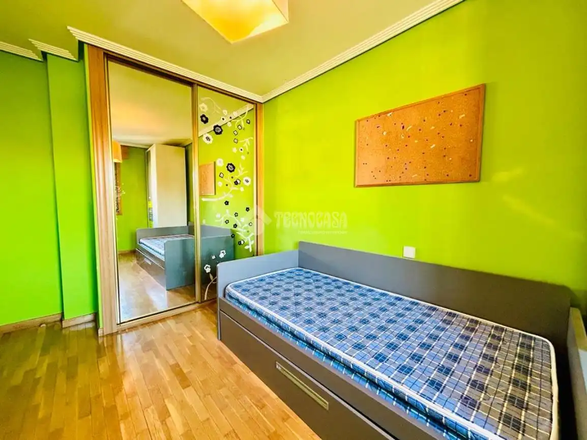 Bedroom of Flat for sale in Laguna de Duero  with Parquet flooring