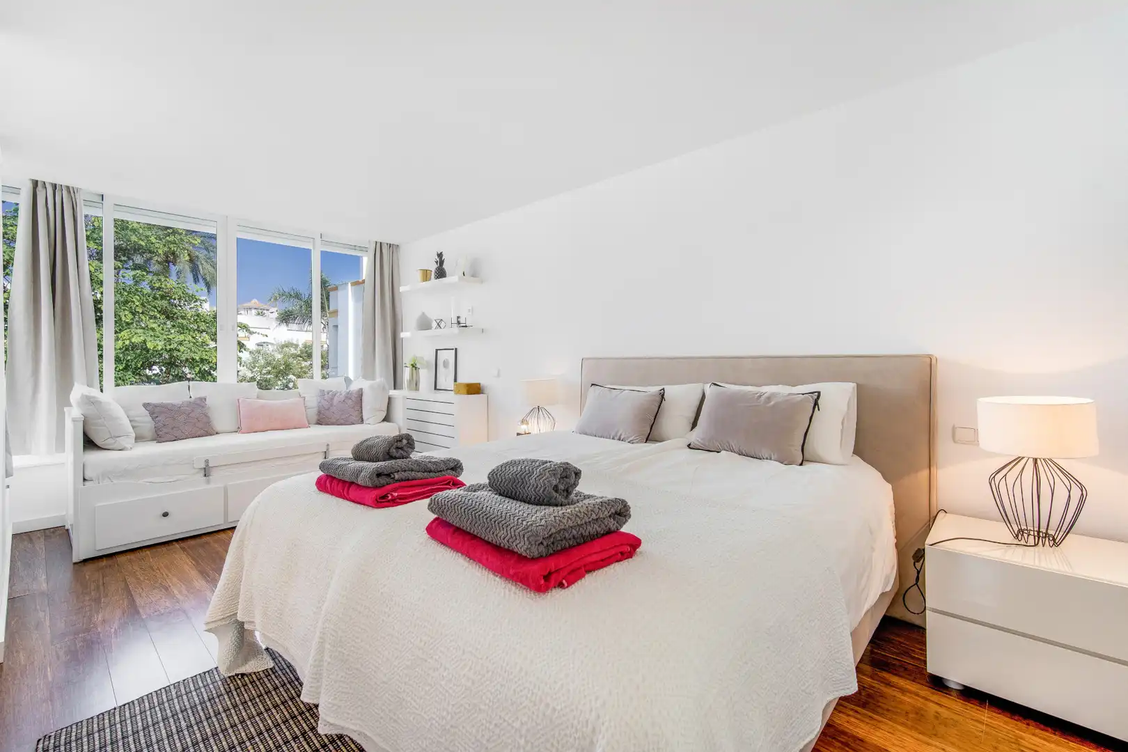 Dormitori de Casa adosada en venda en Marbella amb Aire condicionat, Jardí privat i Terrassa
