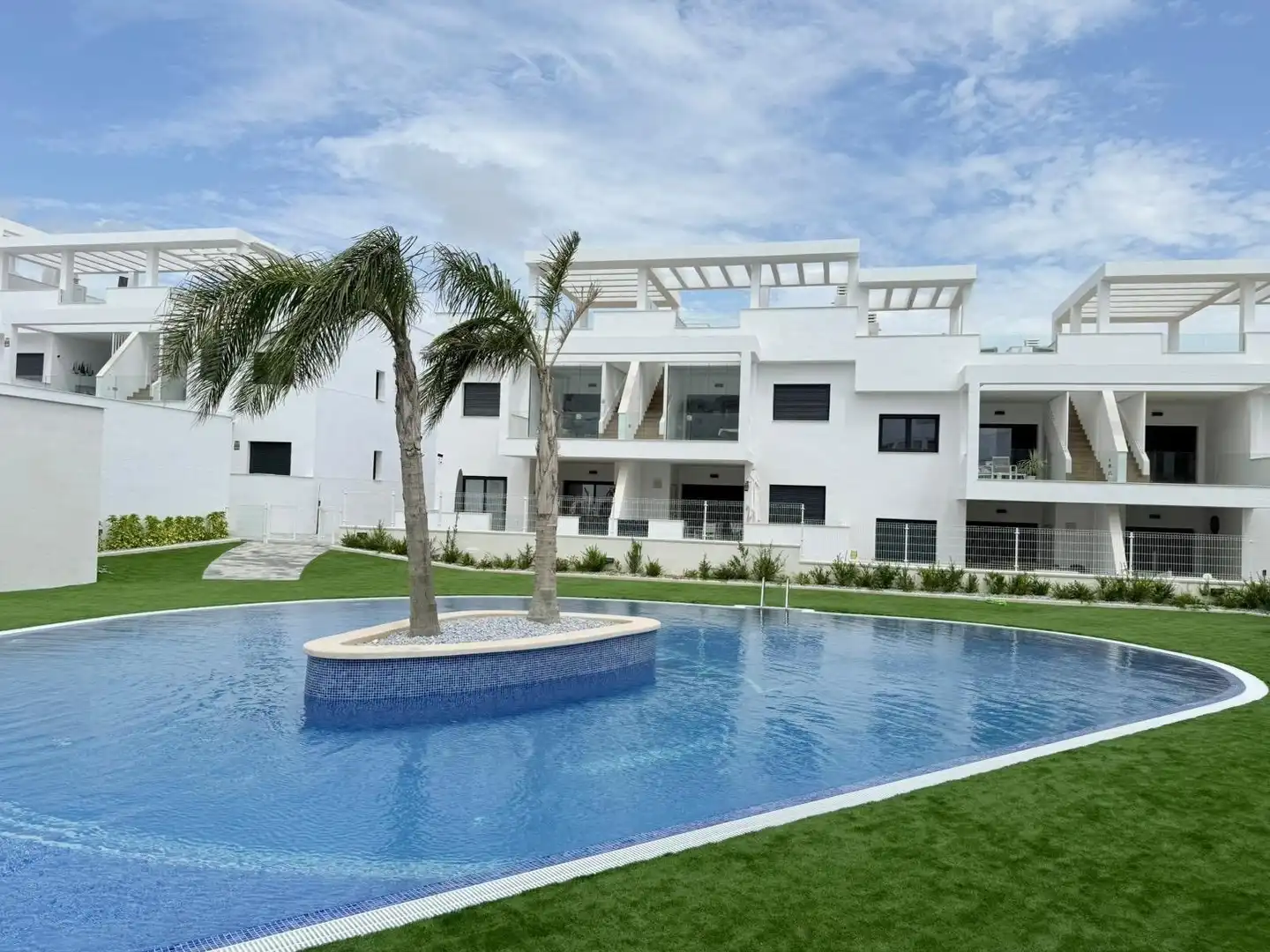 Swimming pool of Flat for rent in Torrevieja  with Air Conditioner, Heating and Private garden