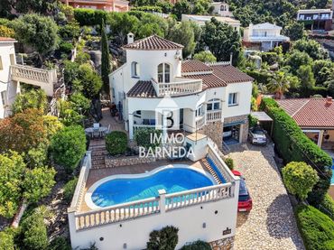 Casa amb piscina en venda a Belgica 174