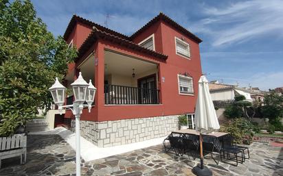 Vista exterior de Casa o xalet en venda en Bargas amb Aire condicionat, Terrassa i Piscina