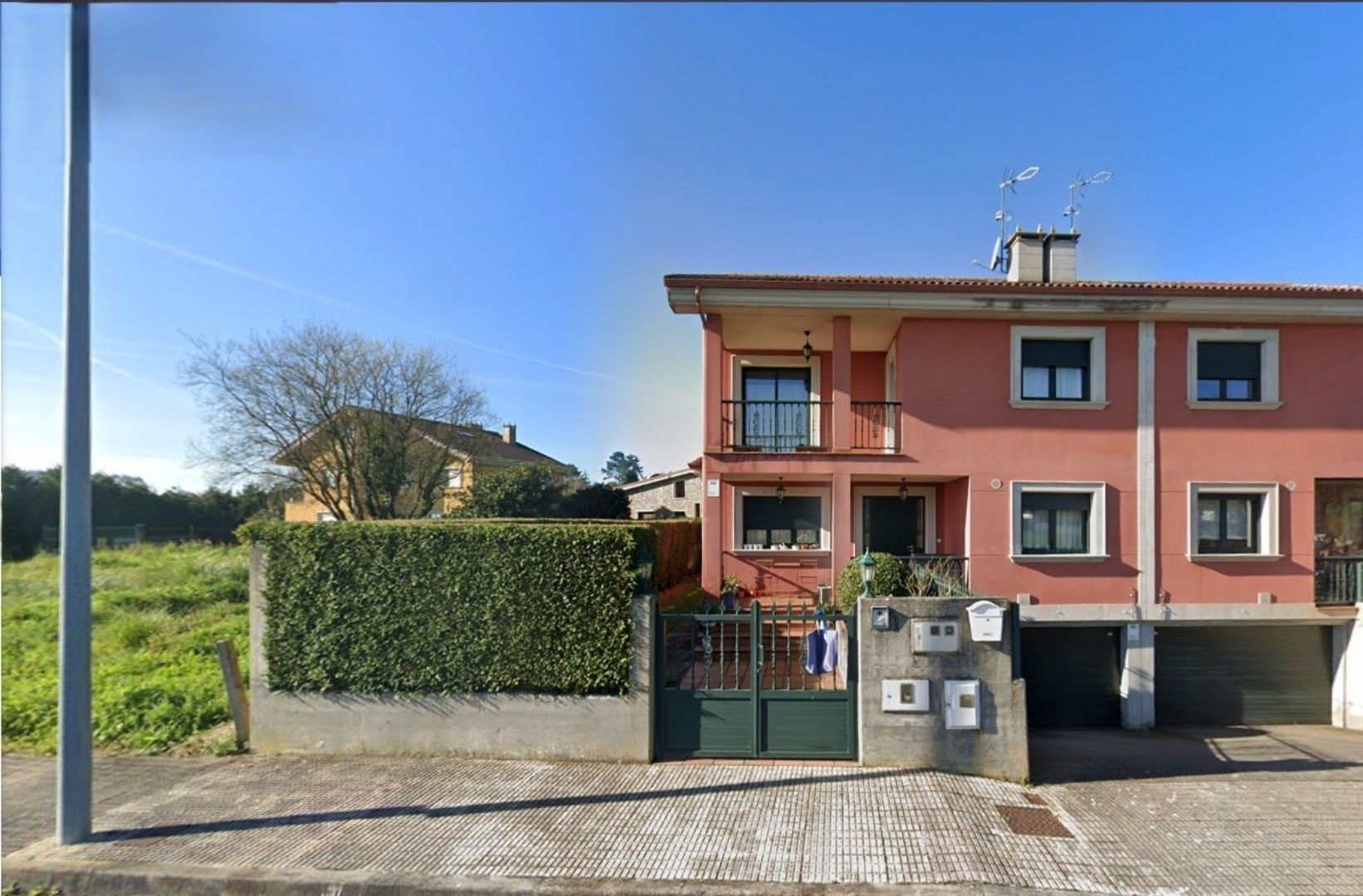 Vista exterior de Casa adosada en venda en Sada (A Coruña) amb Jardí privat
