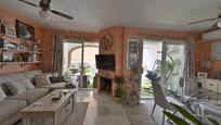 Sala d'estar de Casa adosada en venda en Mijas amb Aire condicionat, Terrassa i Piscina