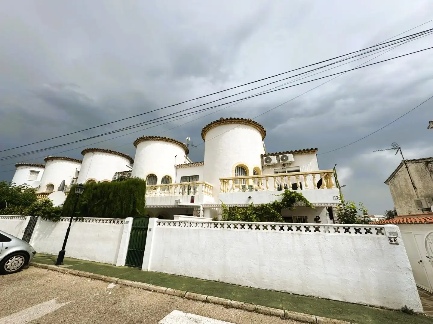 Außenansicht von Einfamilien-Reihenhaus zum Verkauf in Dénia mit Klimaanlage, Privatgarten und Terrasse