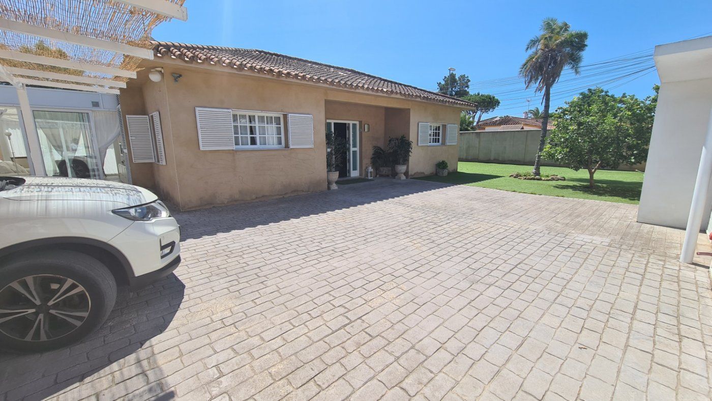 Exterior view of House or chalet for sale in Chiclana de la Frontera  with Heating, Private garden and Terrace