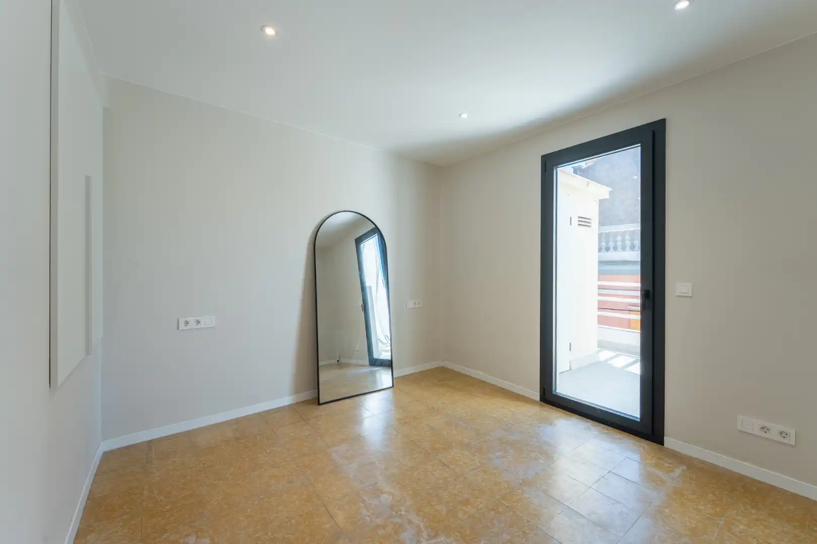 Dormitori de Casa adosada en venda en Figueres amb Terrassa, Moblat i Forn