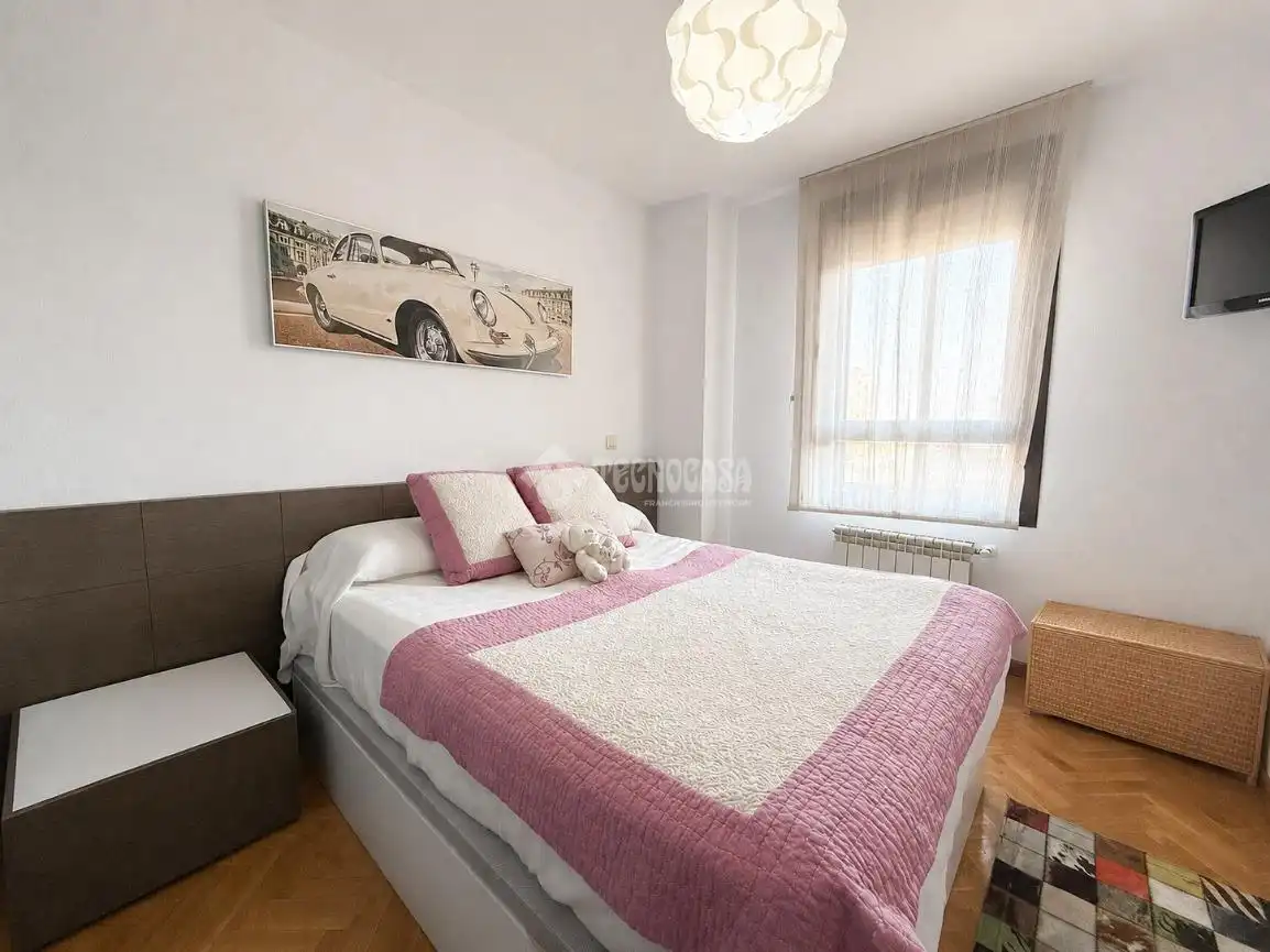 Bedroom of Flat for sale in Madrid  with Air Conditioner and Community pool