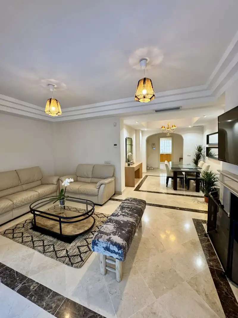 Sala d'estar de Apartament de lloguer en Marbella amb Traster, Piscina i Moblat