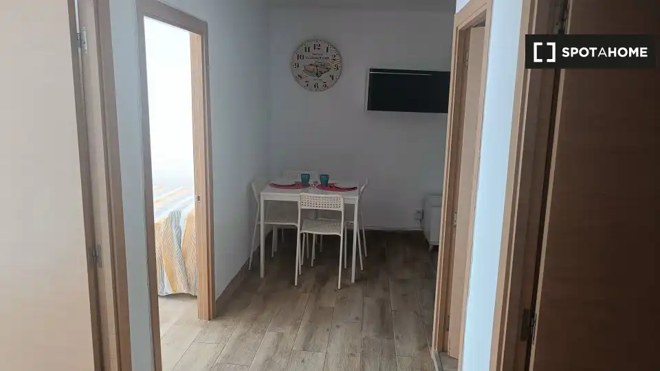 Menjador de Pis per a compartir en Almería amb Aire condicionat, Terrassa i Moblat