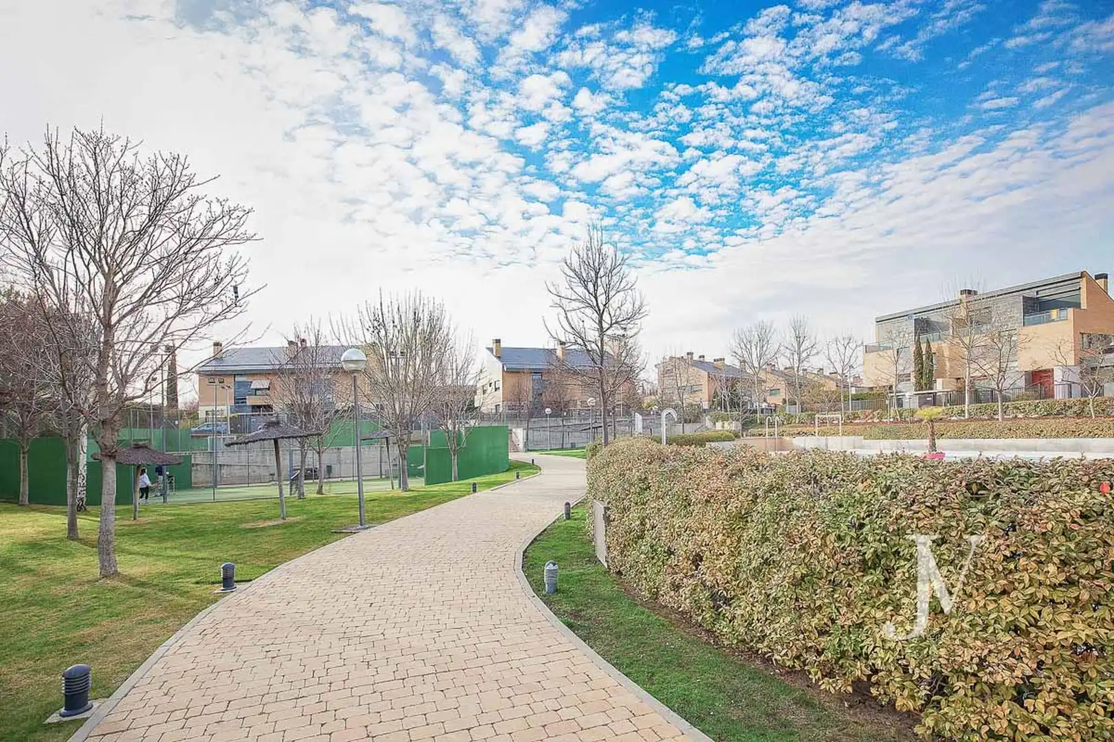 Außenansicht von Einfamilien-Reihenhaus zur Miete in La Moraleja mit Klimaanlage, Heizung und Privatgarten
