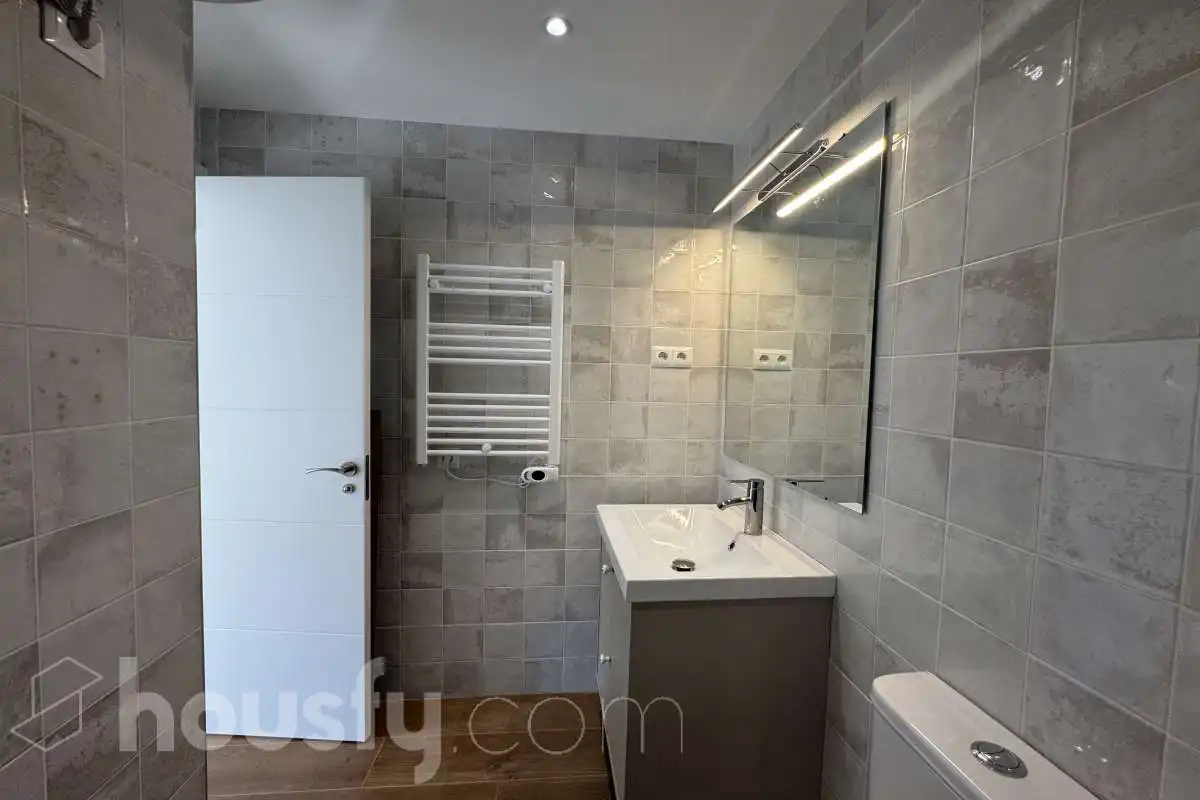 Badezimmer von Wohnung zur Miete in Madrid mit Klimaanlage, Parkett und Abstellraum