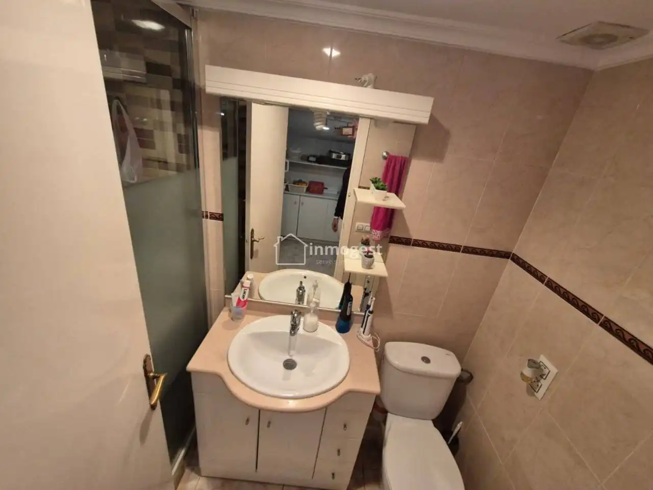 Badezimmer von Dachboden zum Verkauf in Salt mit Heizung und Terrasse