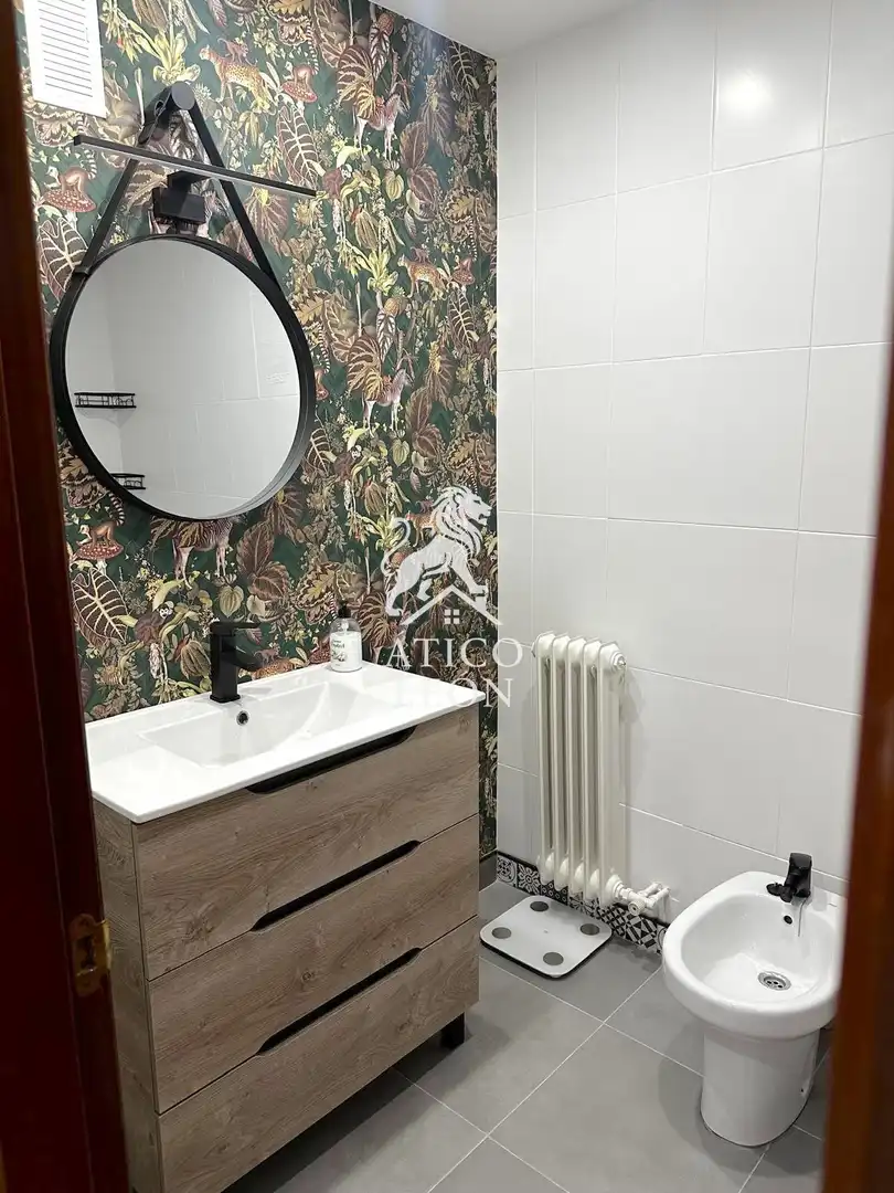 Bany de Apartament en venda en León Capital  amb Calefacció, Terrassa i Traster