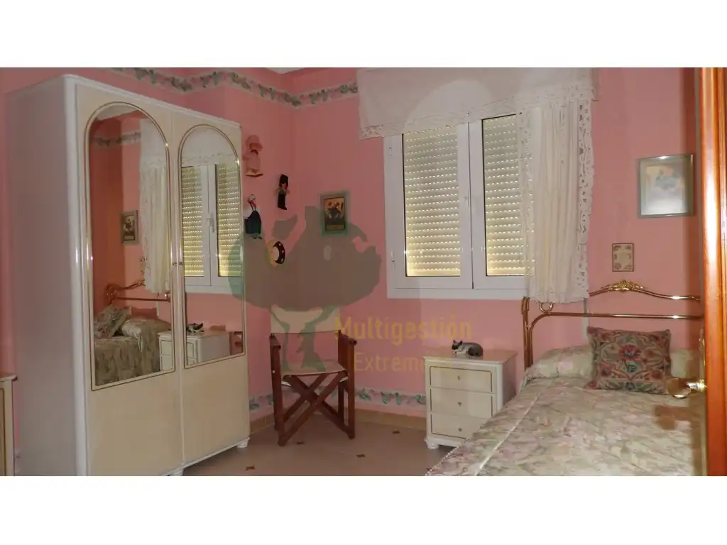 Habitación de Casa adosada en venta en Cáceres