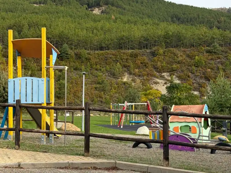 Vista exterior de Dúplex en venda en Jaca amb Aire condicionat, Terrassa i Piscina