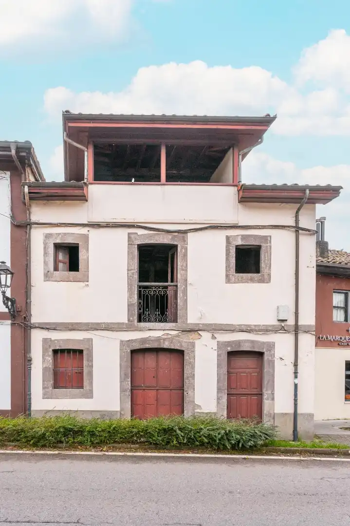 Vista exterior de Casa o xalet en venda en Sobrescobio amb Jardí privat