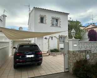 Vista exterior de Casa adosada en venda en Empuriabrava amb Aire condicionat, Jardí privat i Terrassa