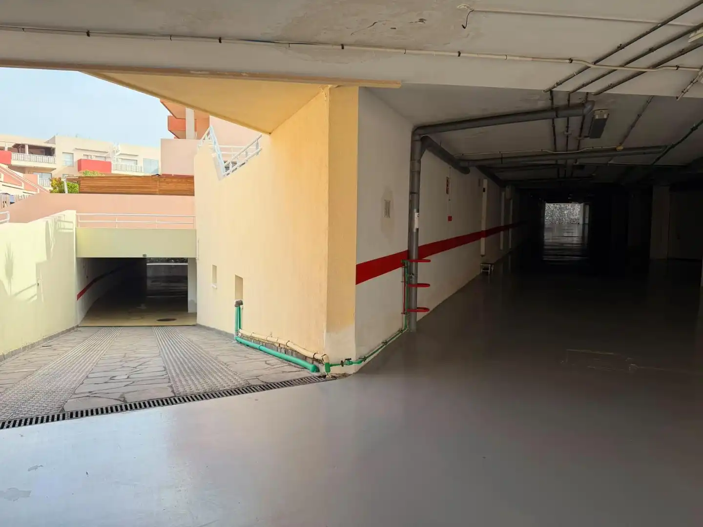 Parking de Casa adosada en venta en Santiago del Teide con Terraza, Amueblado y Piscina comunitaria